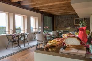 jadalnia ze stołami i krzesłami na balkonie w obiekcie Casa Valdo Country House w mieście Valdobbiadene