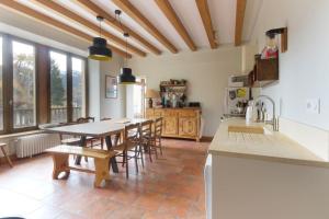 eine Küche mit einem Tisch und Stühlen im Zimmer in der Unterkunft Saint Éloi - Panoramic view - Mont Joly - Central in Saint-Gervais-les-Bains