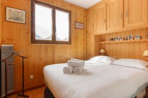 Postel nebo postele na pokoji v ubytování Lilas - Awesome view of the Mont-Blanc Range