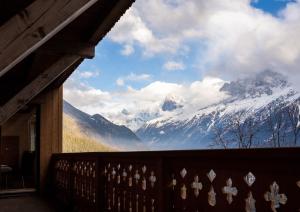 uma varanda com vista para uma montanha coberta de neve em Les Ecureuils -Rénové 100m2 - 8per - Skis aux Pieds - Vue sur la Montagne em Les Houches