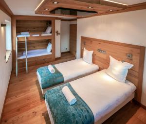 um quarto com 2 camas e um beliche em Les Ecureuils -Rénové 100m2 - 8per - Skis aux Pieds - Vue sur la Montagne em Les Houches