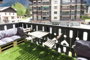 Les TrabetsにあるLes Dryades - Rénové - Balcon avec vue Mt Blancのバルコニー(ベンチ、テーブル、椅子付)
