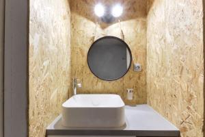 Les TrabetsにあるLes Dryades - Rénové - Balcon avec vue Mt Blancの白い洗面台と鏡のあるバスルーム