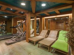 einen Fitnessraum mit 2 Stühlen und einem Laufband in der Unterkunft Le Petit Paradis - Indoor pool and sauna in Chamonix-Mont-Blanc