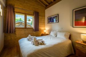 Ένα ή περισσότερα κρεβάτια σε δωμάτιο στο Delys - Renovated - Beside Park - Climbing wall - Hikes - Mont-Blanc views