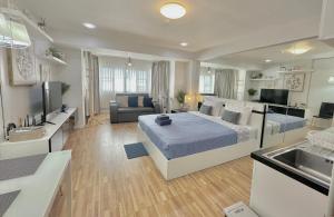 ein großes Schlafzimmer mit einem Bett und einer Küche in der Unterkunft Cozy A at Nimman Studio Room in Condominium in Chiang Mai