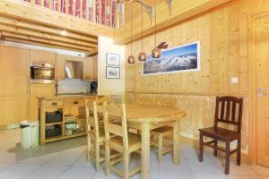 une cuisine en bois avec une table et des chaises en bois dans l'établissement Le Quatre - 75m2 Charmant Duplex - Central - 8-10 pax 3ch, à Saint-Gervais-les-Bains 17 autres photos