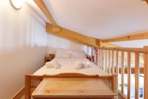 - une chambre mansardée dans l'établissement Le Quatre - 75m2 Charmant Duplex - Central - 8-10 pax 3ch, à Saint-Gervais-les-Bains