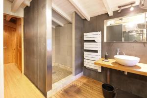 Chalet of the 5 Chardons ski-in ski-out 주방 또는 간이 주방 사진 24개 이상