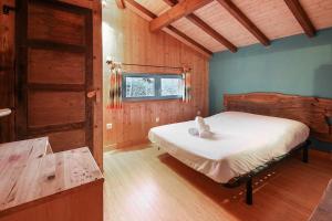 Chalet of the 5 Chardons ski-in ski-out 객실 침대