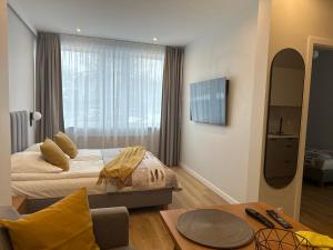 庫多瓦－茲德魯伊的住宿－Apartamenty Familijne，酒店客房配有一张床铺和一张桌子。