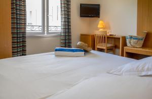Säng eller sängar i ett rum på Logis Hotel Le Provencal