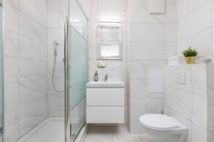 Rent like home - Puławska 221 في وارسو: حمام ابيض مع مرحاض ومغسلة