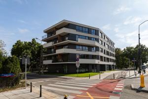 un edificio de apartamentos en la esquina de una calle en Rent like home - Puławska 221, en Varsovia