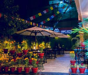 Um jardim no exterior de Magnificent Hotel