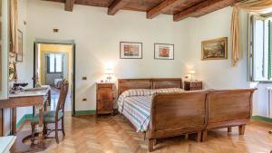 1 dormitorio con cama, mesa y escritorio en Villa Milani 14, Emma Villas, en Spoleto