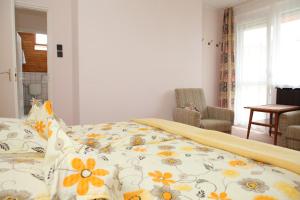 um quarto com uma cama com colcha floral em Viola House em Hévíz