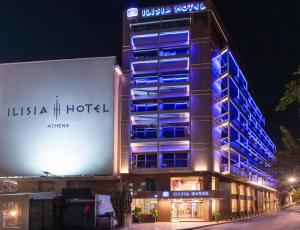 un edificio con luces azules en el lateral. en Ilisia Hotel Athens, en Atenas