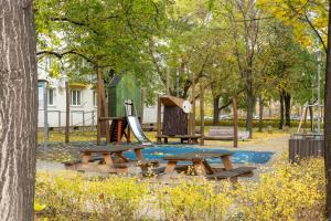um parque com uma mesa de piquenique e um parque infantil em Sunny apartment in Trnava em Trnava