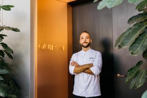 バルセロナにあるInterContinental Barcelona by IHGの出入口に立つ男