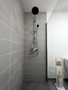eine Dusche im Bad mit weißen Fliesenwänden in der Unterkunft Gamma - studio 2 pers - centre / proche hôpital in Montereau-faut-Yonne