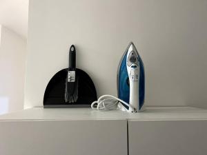 eine Zahnbürste und ein Haartrockner auf einer Theke in der Unterkunft Gamma - studio 2 pers - centre / proche hôpital in Montereau-faut-Yonne