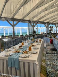 un lungo tavolo con piatti di cibo sopra di Design Hotel Skopeli a Odessa