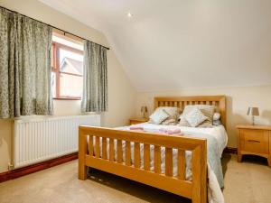 1 dormitorio con cama y ventana en 3 Bed in Bretforton 89477 en Bretforton