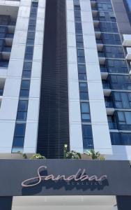 um sinal em frente a um edifício alto em Breathtaking Burleigh Beach Abode em Gold Coast