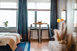 pokój hotelowy z łóżkiem, stołem i oknami w obiekcie Hotel Marina Club Old Town View w Gdańsku