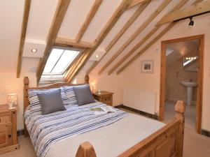 a bedroom with a bed and a window at 2 Bed in Widemouth Bay WOOWW in Poundstock