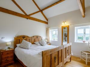 1 dormitorio con 1 cama grande y 2 ventanas en 3 bed in Lyme Regis OXENL, en Kilmington