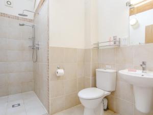 y baño con aseo, lavabo y ducha. en 3 bed in Lyme Regis OXENL, en Kilmington