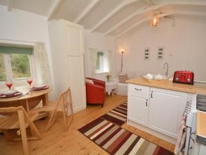 A kitchen or kitchenette at 1 bed property in Fowey SYBAR