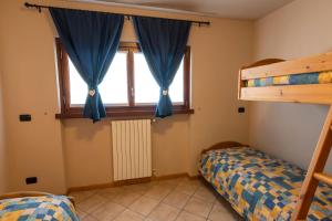 1 Schlafzimmer mit 2 Etagenbetten und einem Fenster in der Unterkunft Chalet Alberti in Bormio