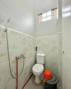 uma casa de banho com um WC e um chuveiro em Caesarea Villa em Berastagi