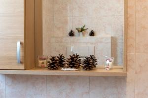 ein Regal mit Weihnachtsbäumen in einem Badezimmer in der Unterkunft Chalet Alberti in Bormio