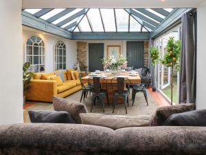 a conservatory living room with a table and chairs at The Old Sunday School in Richmond