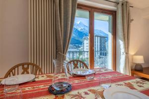 uma mesa de jantar com vista para uma montanha em DIFY René Payot - Chamonix-Mont-Blanc em Chamonix-Mont-Blanc