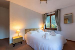 um quarto com uma grande cama branca e uma janela em DIFY René Payot - Chamonix-Mont-Blanc em Chamonix-Mont-Blanc