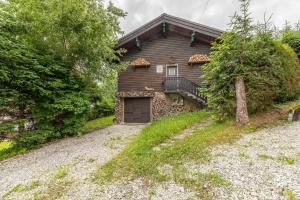 ムジェーヴにあるDIFY Chalet au Coeur de Megeveのガレージ付き家
