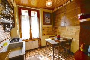 una pequeña cocina con mesa y fregadero en DIFY Cosy - Chamonix, en Chamonix-Mont-Blanc