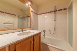 夏蒙尼-勃朗峰DIFY Paccard - Chamonix-Mont-Blanc的带水槽、淋浴和浴缸的浴室 更多9张照片