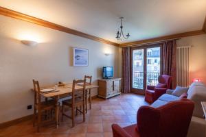 夏蒙尼-勃朗峰DIFY Paccard - Chamonix-Mont-Blanc的带桌子和沙发的客厅