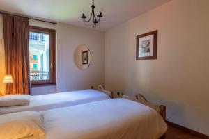 Duas camas num quarto com uma janela em DIFY Paccard - Chamonix-Mont-Blanc em Chamonix-Mont-Blanc