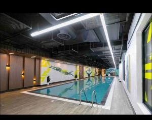 สระว่ายน้ำที่อยู่ใกล้ ๆ หรือใน A great luxury Almajdeah apt w(pool & GYM)