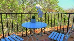 un tavolo blu e sedie sul balcone di Freshly tastefully renovated apartments in heart of old Antibes a Antibes