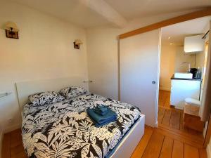 Un dormitorio con una cama con una bolsa azul. en Freshly tastefully renovated apartments in heart of old Antibes en Antibes