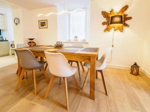 uma sala de jantar com uma mesa de madeira e cadeiras em DIFY Clos des Roches - Chamonix em Chamonix-Mont-Blanc