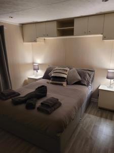 um quarto com uma cama grande e toalhas em Cherry Blossom Retreat em Felton